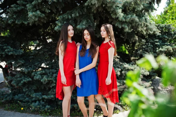 Três Adolescentes Menina Vestidos Azuis Vermelhos Posou Livre — Fotografia de Stock