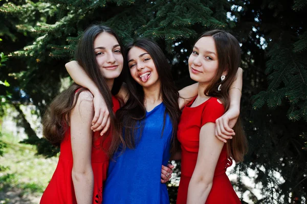 三青少年女孩穿着蓝色和红色的礼服摆在户外 Tonque — 图库照片