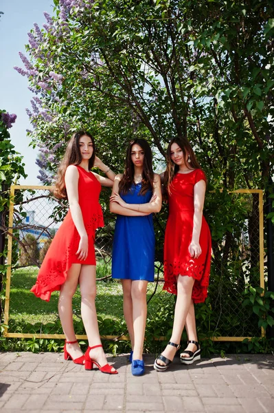 Drie Tieners Meisje Blauwe Rode Jurken Stelde Buiten — Stockfoto