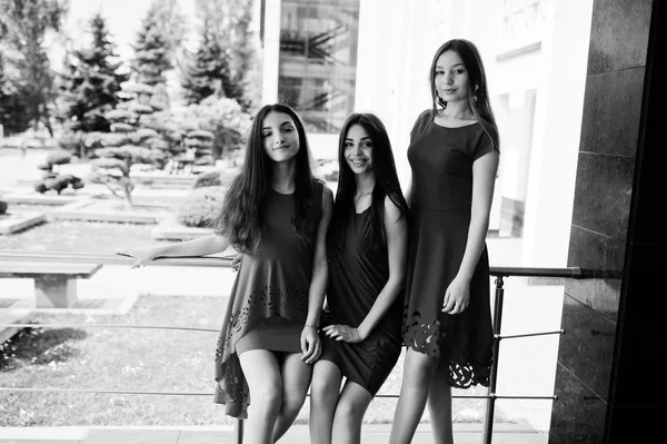 Trois Adolescentes Robes Bleues Rouges Posées Plein Air — Photo