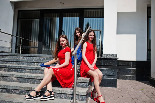 Τρεις Έφηβοι Κορίτσι Μπλε Και Κόκκινα Φορέματα Που Θέτει Εξωτερική — Φωτογραφία Αρχείου