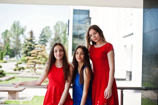 Tres Adolescentes Chica Vestidos Azules Rojos Posaron Aire Libre —  Fotos de Stock