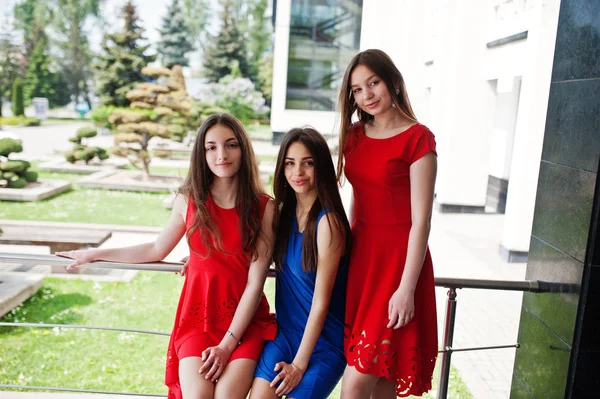 Três Adolescentes Menina Vestidos Azuis Vermelhos Posou Livre — Fotografia de Stock