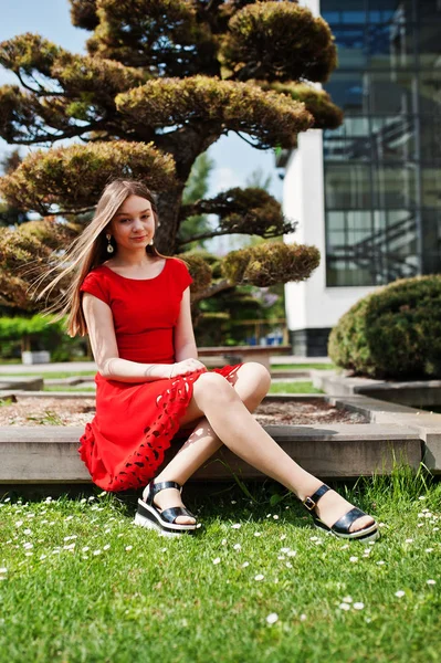 Adolescente Chica Vestido Rojo Posó Aire Libre Día Soleado — Foto de Stock