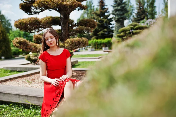 Adolescente Chica Vestido Rojo Posó Aire Libre Día Soleado — Foto de Stock