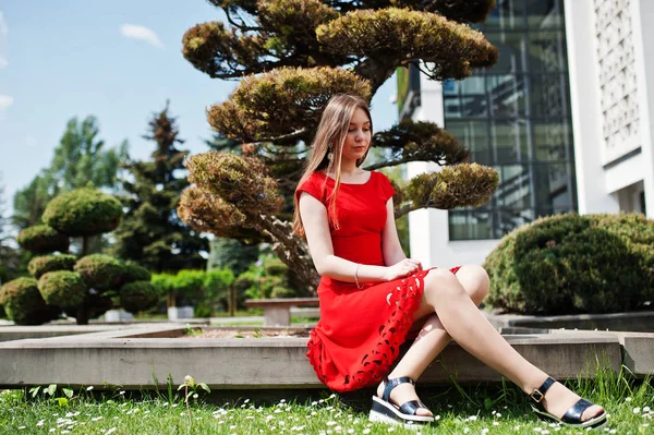 Дівчина Підліток Червоній Сукні Позувала Відкритому Повітрі Сонячний День — стокове фото