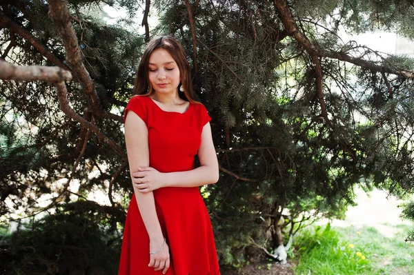 Menina Adolescente Vestido Vermelho Posou Livre Dia Ensolarado — Fotografia de Stock