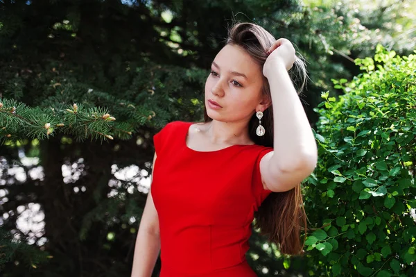 Menina Adolescente Vestido Vermelho Posou Livre Dia Ensolarado — Fotografia de Stock