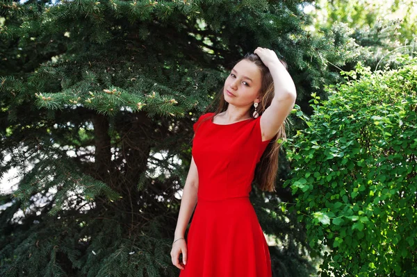Teenager Mädchen Rotem Kleid Posierte Bei Sonnigem Wetter Freien — Stockfoto