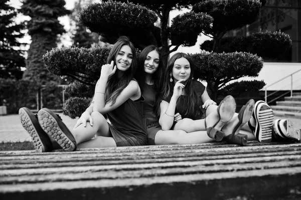 Três Adolescentes Menina Vestidos Azuis Vermelhos Posou Livre — Fotografia de Stock