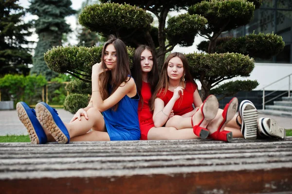 Three Teenagers Girl Blue Red Dresses Posed Outdoor — Stock Photo, Image