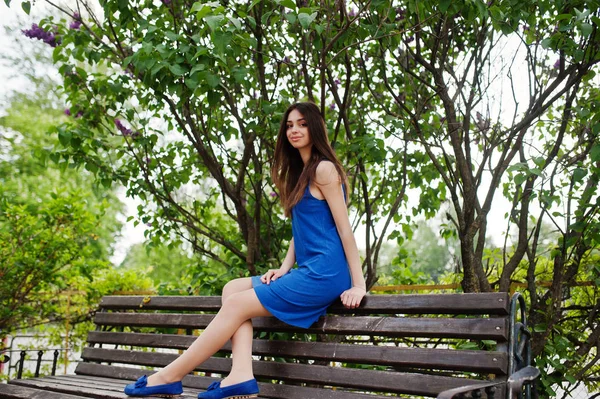 Menina Adolescente Vestido Azul Posou Livre Dia Ensolarado — Fotografia de Stock