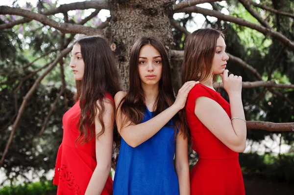 Three Teenagers Girl Blue Red Dresses Posed Outdoor — Stock Photo, Image