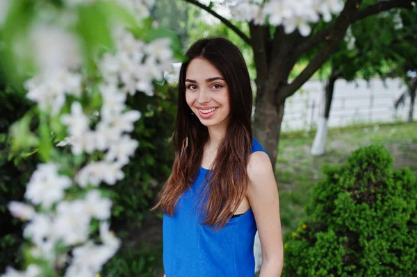 Menina Adolescente Vestido Azul Posou Livre Dia Ensolarado — Fotografia de Stock