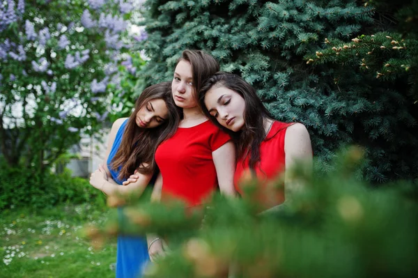Tre Adolescenti Ragazza Abiti Blu Rossi Posa All Aperto — Foto Stock