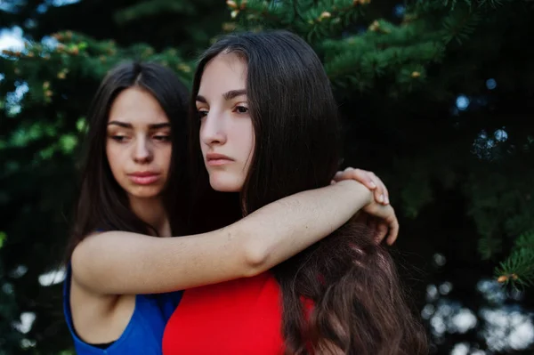 Two Teenagers Girl Blue Red Dresses Posed Outdoor Hugging — Stock Photo, Image