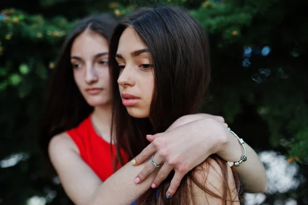 Dos Adolescentes Chica Vestidos Azules Rojos Posaron Aire Libre Abrazos — Foto de Stock