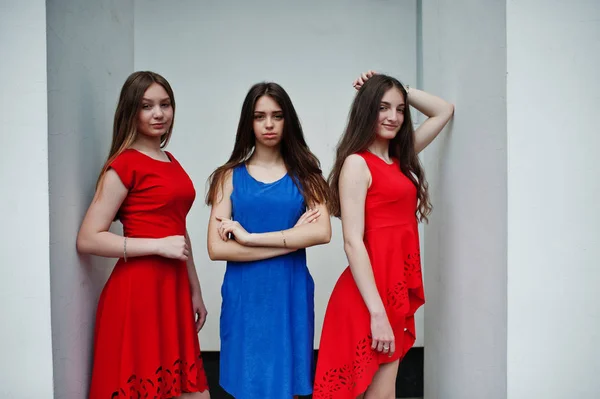 Tres Adolescentes Chica Vestidos Azules Rojos Posaron Aire Libre — Foto de Stock