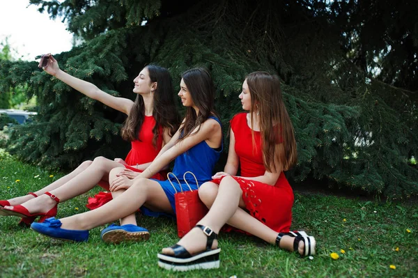 Tres Adolescentes Vestidos Azules Rojos Posaron Aire Libre Haciendo Selfie — Foto de Stock