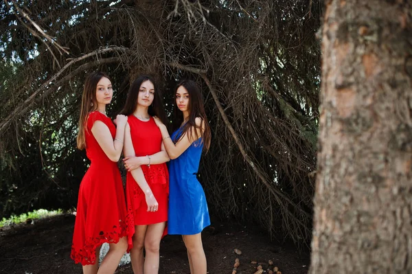 Tre Adolescenti Ragazza Abiti Blu Rossi Posa All Aperto — Foto Stock