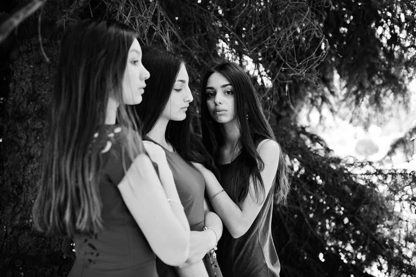 Three Teenagers Girl Blue Red Dresses Posed Outdoor — Stock Photo, Image