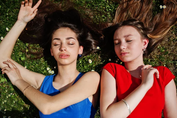 Dois Adolescentes Menina Vestidos Azuis Vermelhos Posou Livre Deitado Grama — Fotografia de Stock