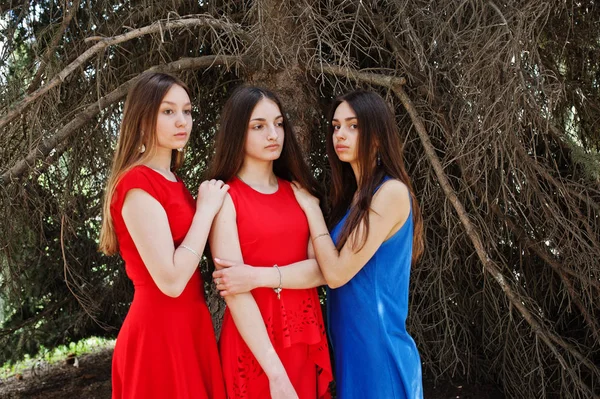 Tre Adolescenti Ragazza Abiti Blu Rossi Posa All Aperto — Foto Stock