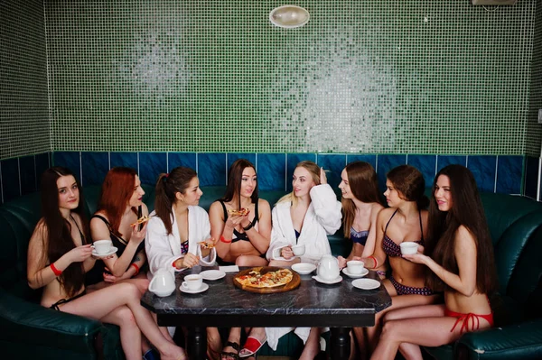 Gruppo Otto Ragazze Sexy Costume Bagno Accappatoio Seduti Bagno Mangiare — Foto Stock