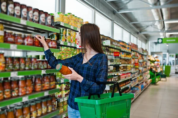 Zakupy Kobieta Patrząc Półkach Supermarkecie Portret Młodej Dziewczyny Market Sklep — Zdjęcie stockowe