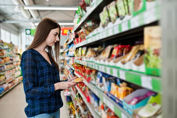 Zakupy Kobieta Patrząc Półkach Supermarkecie Portret Młodej Dziewczyny Market Sklep — Zdjęcie stockowe