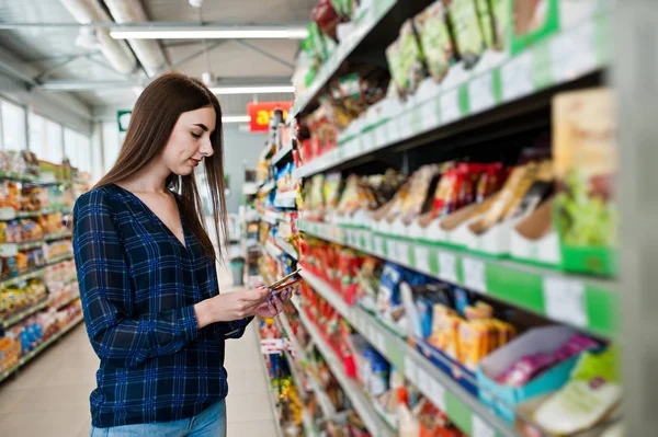 Zakupy Kobieta Patrząc Półkach Supermarkecie Portret Młodej Dziewczyny Market Sklep — Zdjęcie stockowe