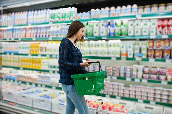 Süpermarket Raflarında Bakarak Kadın Alışveriş Yeşil Alışveriş Sepeti Süt Üretim — Stok fotoğraf