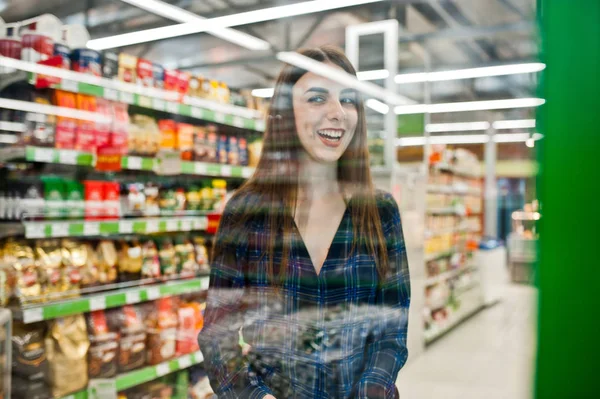 Uma Mulher Compras Olhar Para Prateleiras Supermercado Retrato Uma Jovem — Fotografia de Stock