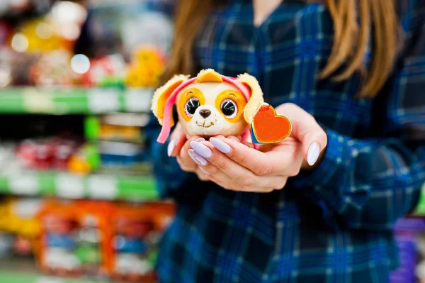 Süpermarket Raflarında Bakarak Kadın Alışveriş Küçük Yumuşak Oyuncaklar Tutan Bir — Stok fotoğraf