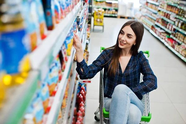 Uma Mulher Compras Olhar Para Prateleiras Supermercado Retrato Uma Jovem — Fotografia de Stock