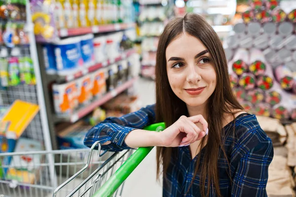 Süpermarket Raflarında Bakarak Kadın Alışveriş Alışveriş Sepeti Ile Bir Market — Stok fotoğraf