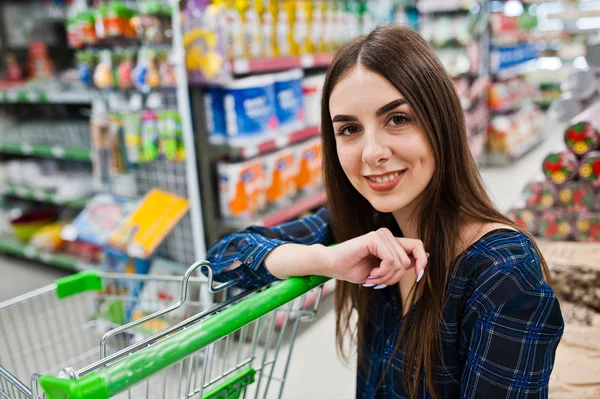 Uma Mulher Compras Olhar Para Prateleiras Supermercado Retrato Uma Jovem — Fotografia de Stock