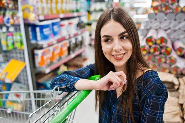 Uma Mulher Compras Olhar Para Prateleiras Supermercado Retrato Uma Jovem — Fotografia de Stock