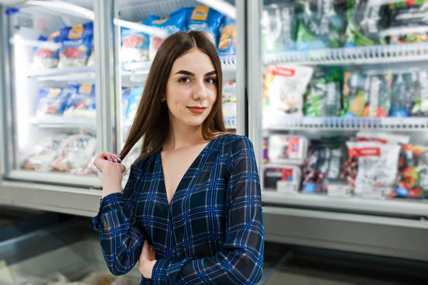 Shopping Woman Looking Shelves Supermarket Portrait Young Girl Market Store — Stock Photo, Image