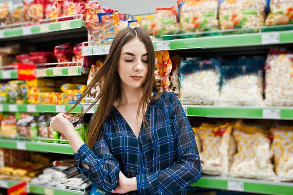 Zakupy Kobieta Patrząc Półkach Supermarkecie Portret Młodej Dziewczyny Sklepie Rynku — Zdjęcie stockowe