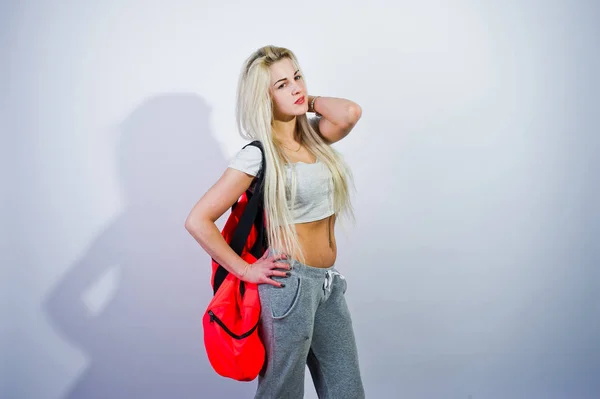 Blond Sportig Tjej Med Stor Sportbag Poserade Studio Mot Vit — Stockfoto