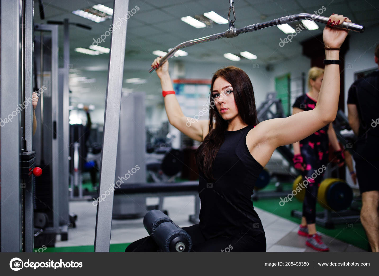 seksualnie-devushki-v-kupalnikah-v-sportzale-zrelie-spermoglotki-smotret-onlayn