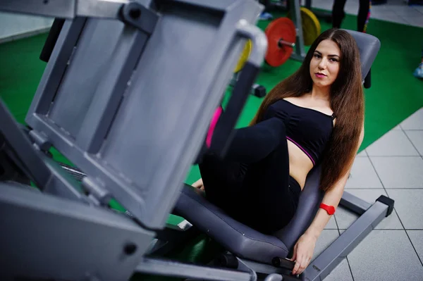 Genç Kız Egzersiz Spor Salonunda Spor Fitness Egzersizleri Yapıyor Kadın — Stok fotoğraf