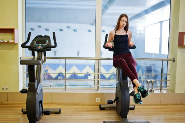 Jonge Sport Meisje Sporten Fitnessruimte Fitness Vrouw Doen Oefeningen Stationaire — Stockfoto