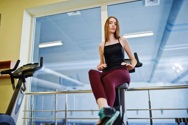 Jonge Sport Meisje Sporten Fitnessruimte Fitness Vrouw Doen Oefeningen Stationaire — Stockfoto