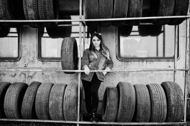 Lastik uygun bölgede kot ceket ve baş fularlı genç hippi kız.