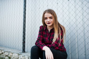 Genç hippi kız kareli gömlekli açık poz verdi.