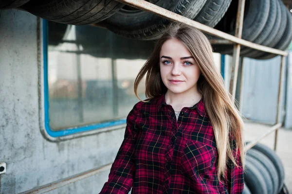 Giovane Ragazza Hipster Camicia Scacchi Nella Zona Montaggio Pneumatici — Foto Stock