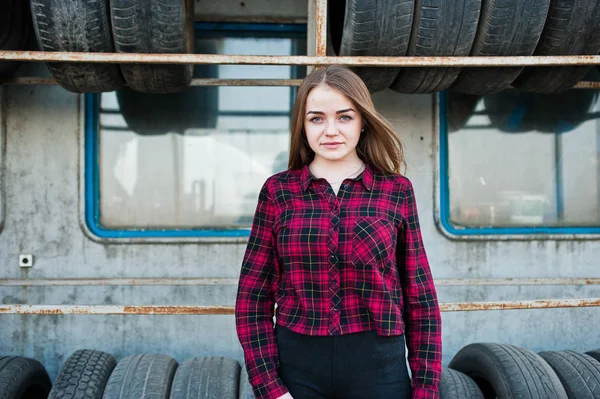 Hipster Młoda Dziewczyna Kraciaste Koszule Strefy Montażu Opon — Zdjęcie stockowe