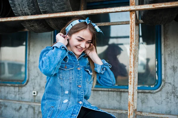 Hipster Młoda Dziewczyna Jeans Kurtka Głowy Szalik Strefy Montażu Opon — Zdjęcie stockowe